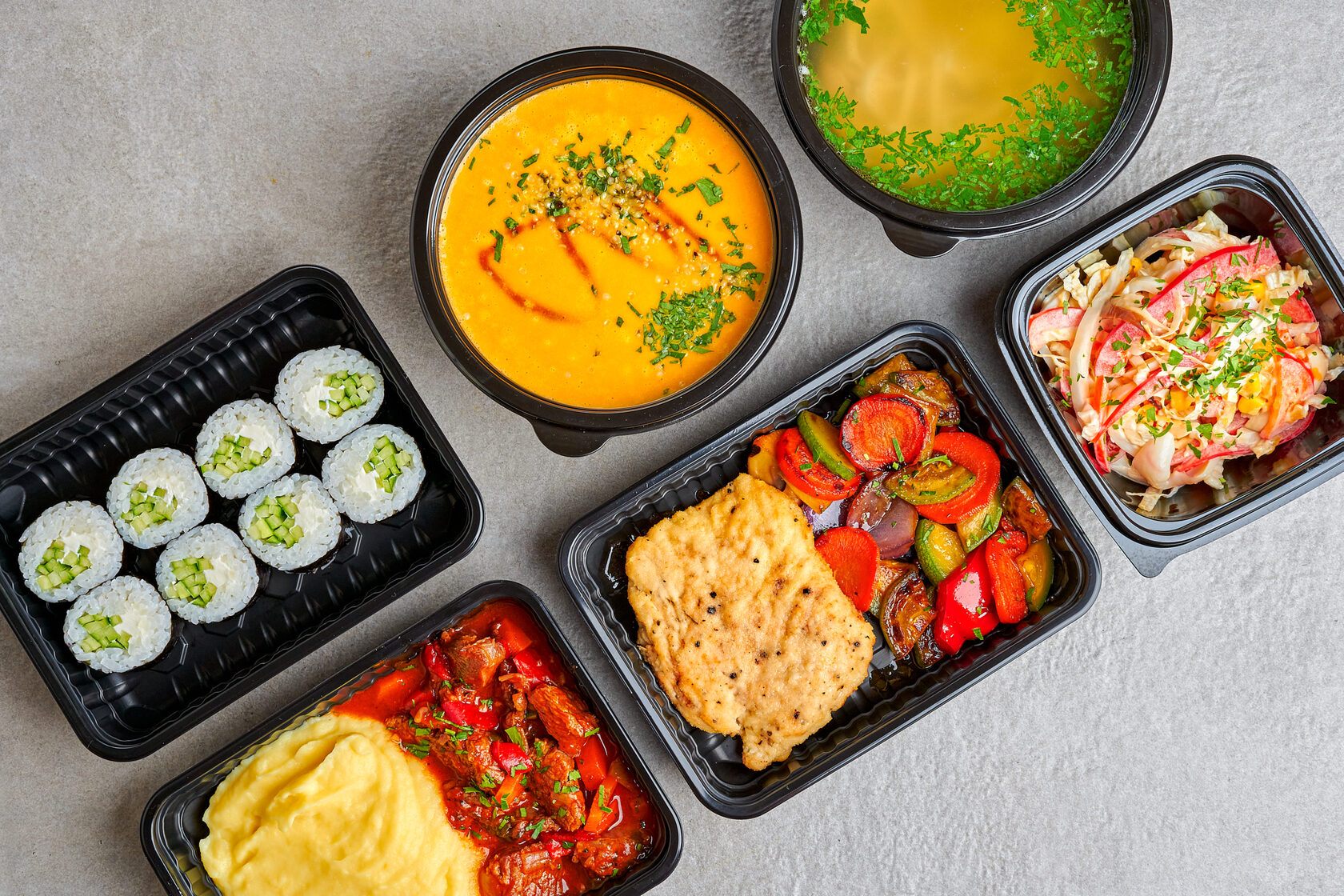 W jaki sposób konstrukcja tacek na żywność z tworzywa PET wpływa na ich zdolność do zachowania jakości i świeżości produktów spożywczych?