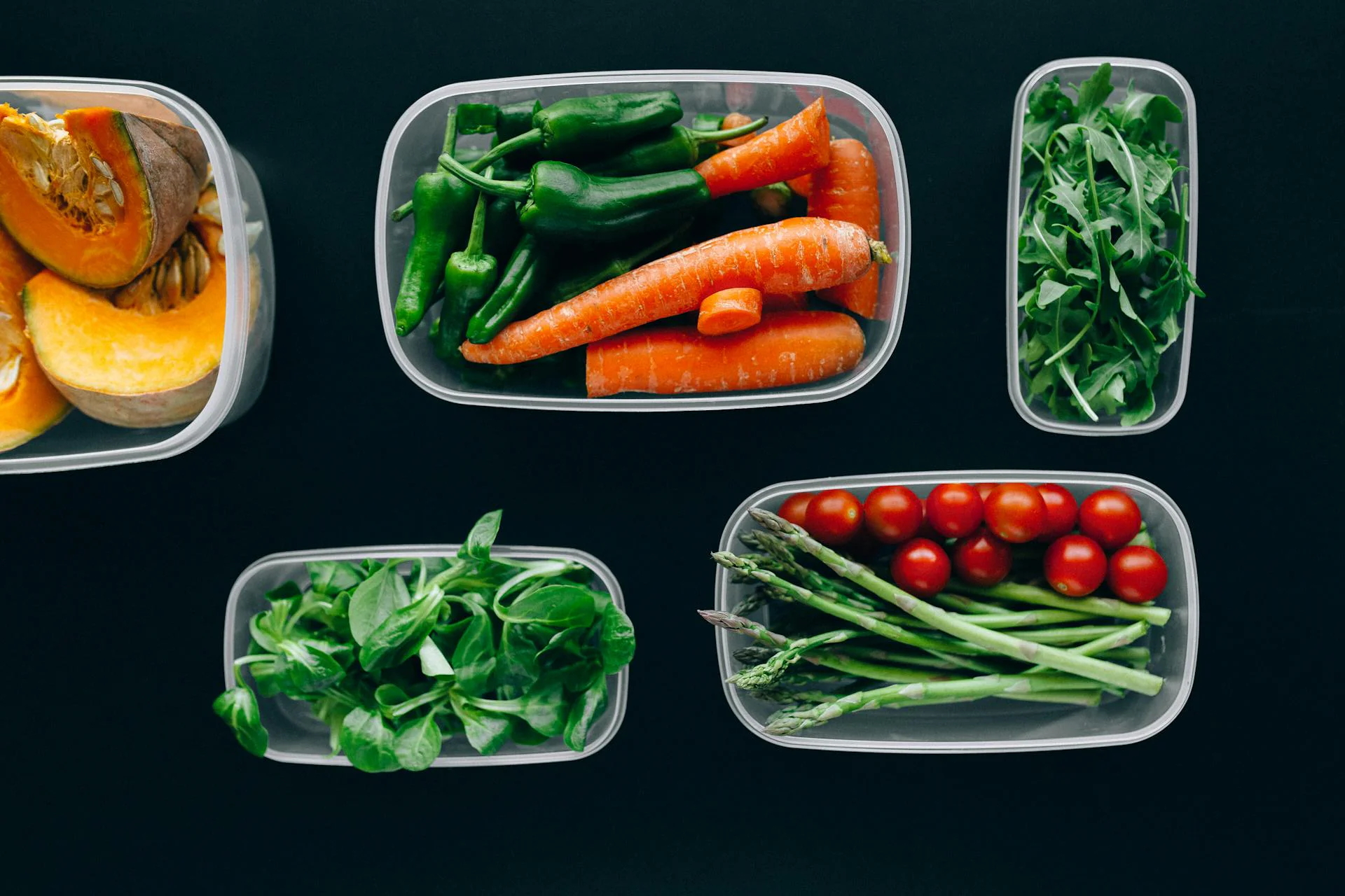 Jakie są najlepsze praktyki przechowywania ciastek w jednorazowych plastikowych pudełkach na ciasta, aby zapobiec ich zamoczeniu lub uszkodzeniu?