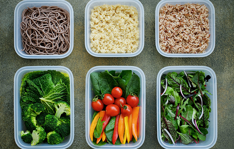 Jakie są najlepsze praktyki układania i łączenia plastikowych pudełek opakowaniowych, aby zoptymalizować wykorzystanie przestrzeni, jednocześnie zapobiegając deformacji lub przewróceniu?