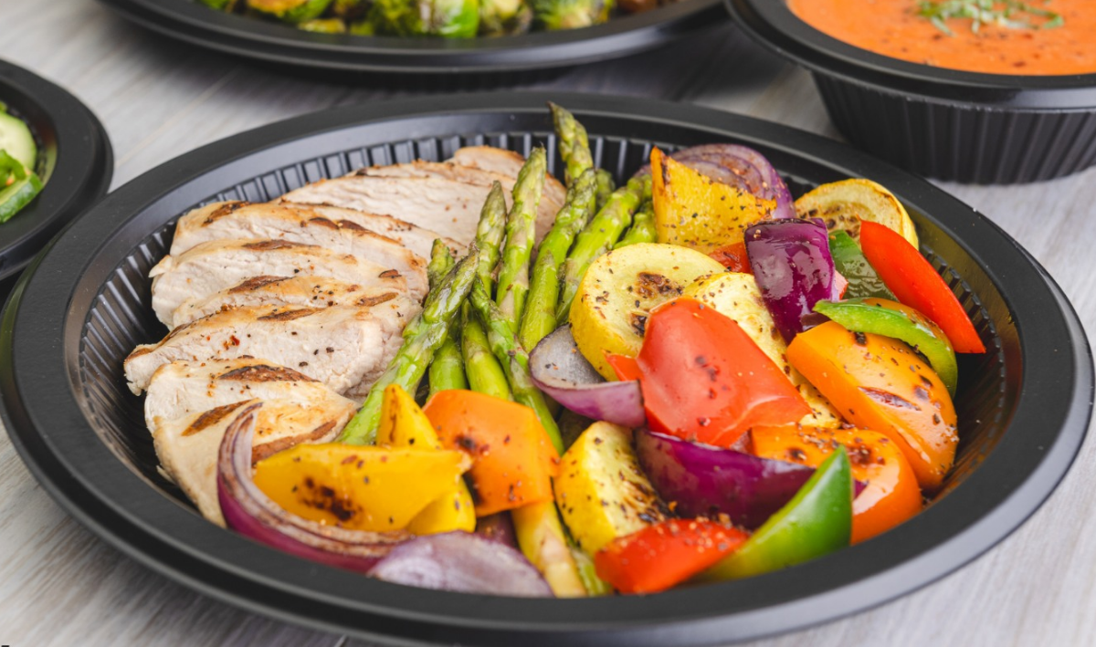 W jaki sposób degradowalne okrągłe pudełko na sushi radzi sobie z wilgocią i kondensacją ze świeżo przygotowanego sushi?